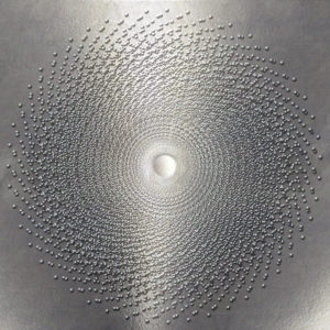 ספירלה מנקודות על רקע בגווני אפור שחור, מרהיבה