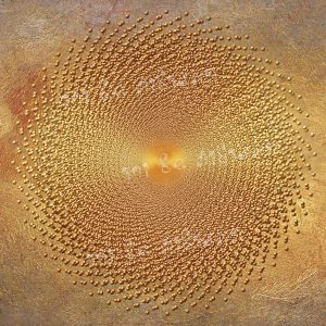 ספירלת זהב על רקע אבן עם טקסטורה בגוונים משתנים