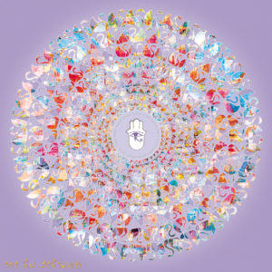 מנדלת ברבורים בהירים על גבי רקע סגול עם חמה במרכזה והעין של הורוס