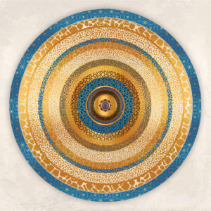 מנדלת פרח מעגלית בגווני זהב לבן ותכלת, תבניות גיאומטריות על רקע בהיר.