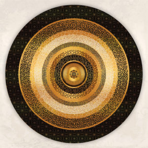 מנדלה מעגלית בגווני זהב לבן ושחור, תבניות גיאומטריות על רקע בהיר.