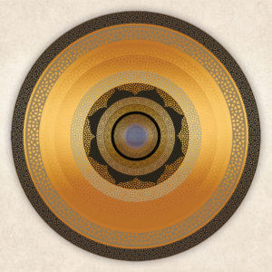 מנדלת פרח מעגלית בגווני אפור, זהב ושחור עם מעט כחול במרכזה ותבנית גיאומטרית ועלי לוטוס על רקע בהיר.