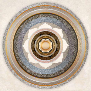 מנדלה עדינה ויוקרתית בגווני אפור, כסף זהב ועוד עם תבנית גיאומטרית ועלי לוטוס על רקע בהיר.