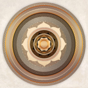 מנדלה עדינה ויוקרתית מוזהבת בגווני אפור, כסף זהב ועוד עם תבנית גיאומטרית ועלי לוטוס על רקע בהיר.