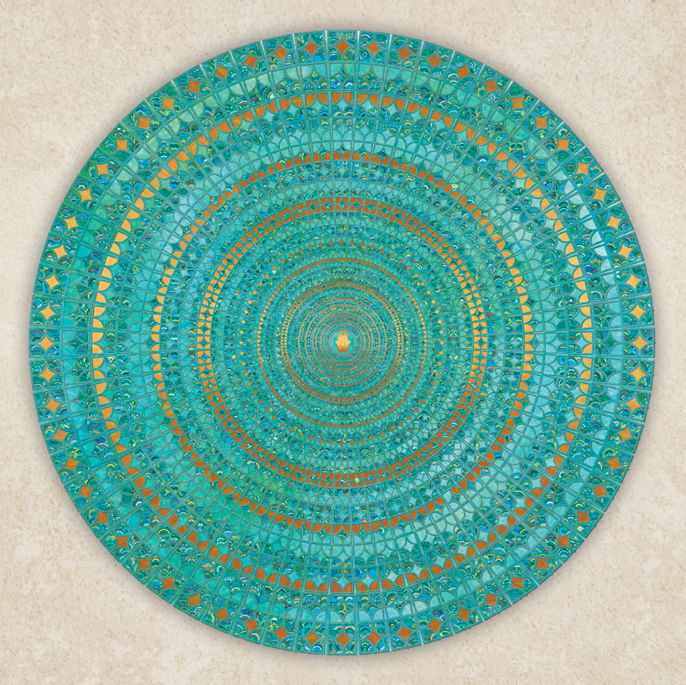 מנדלה מהממת הבנויה מעיטורים בגווני טורקיז ונגיעות זהב על רקע בהיר, במרכזה, חמסה.